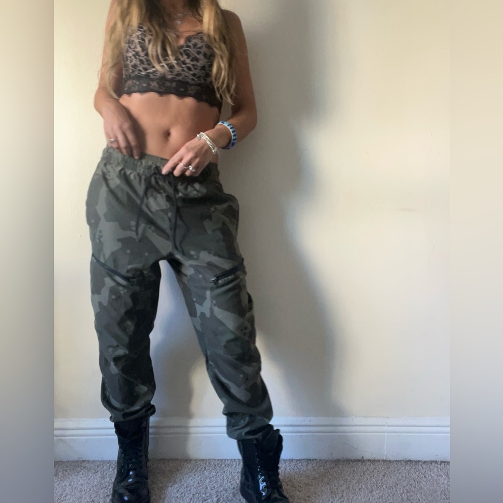 Under Armour Menβs Camo Cargo Jogger PantsππSmall ππ - Picture 11 of 12